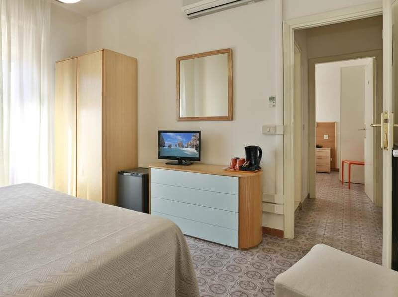Foto camera quadrupla hotel Lupori Viareggio