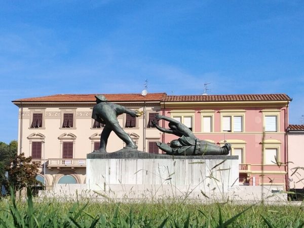 Foto monumento ai caduti di Viareggio