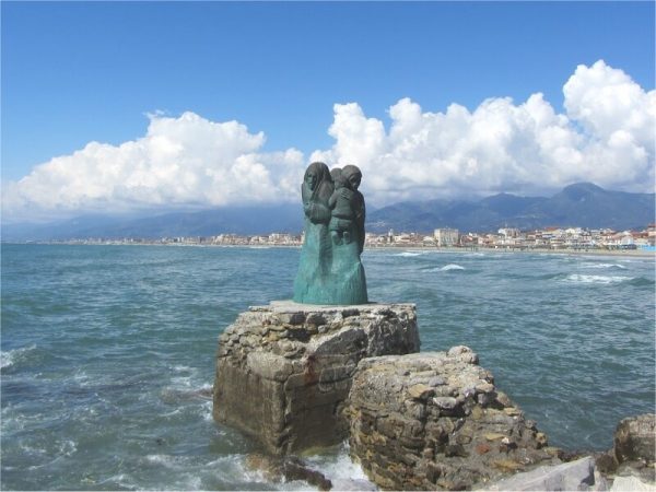 Foto Monumento L’Attesa Viareggio di Inaco Biancalana Foto Monumento L’Attesa Viareggio di Inaco Biancalana