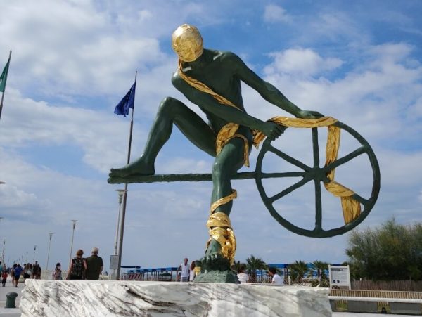 Foto statua Pontile Forte dei Marmi