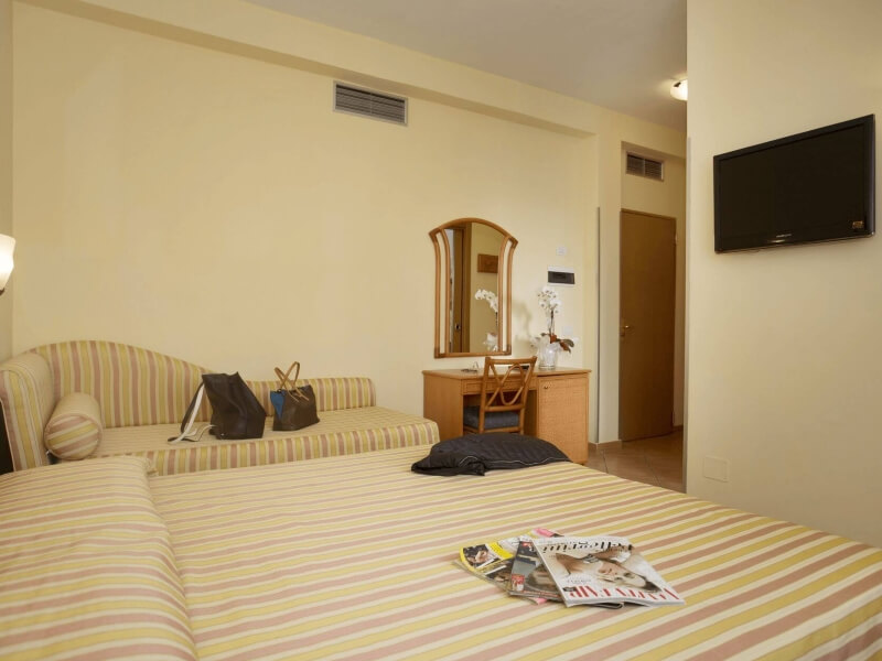 Foto camera tripla hotel Katy Viareggio