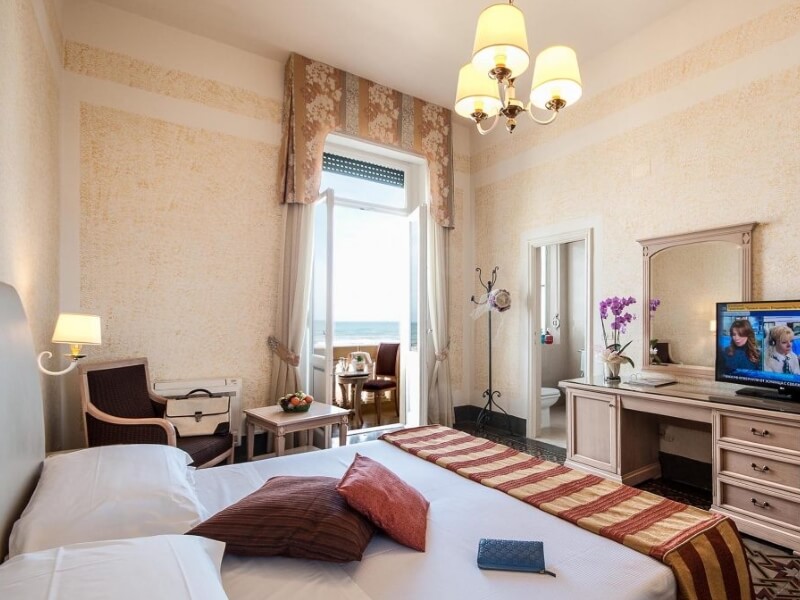 Foto camera matrimoniale hotel Royal Viareggio