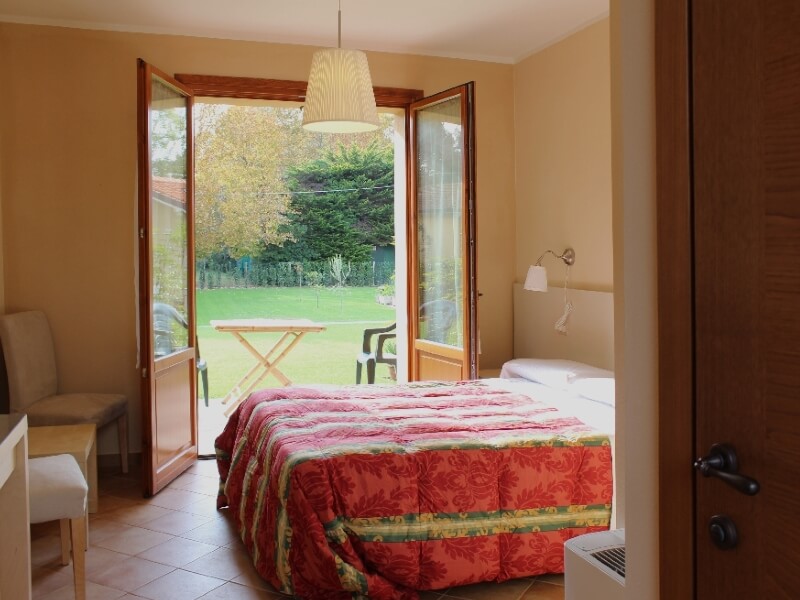 Foto camera matrimoniale hotel villa Rosy Torre del Lago