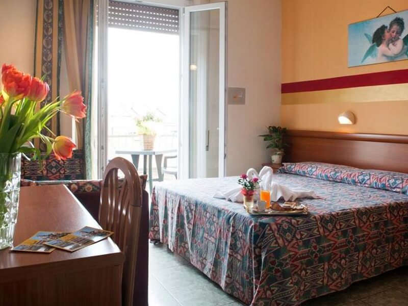 Foto camera tripla hotel Dolly Viareggio