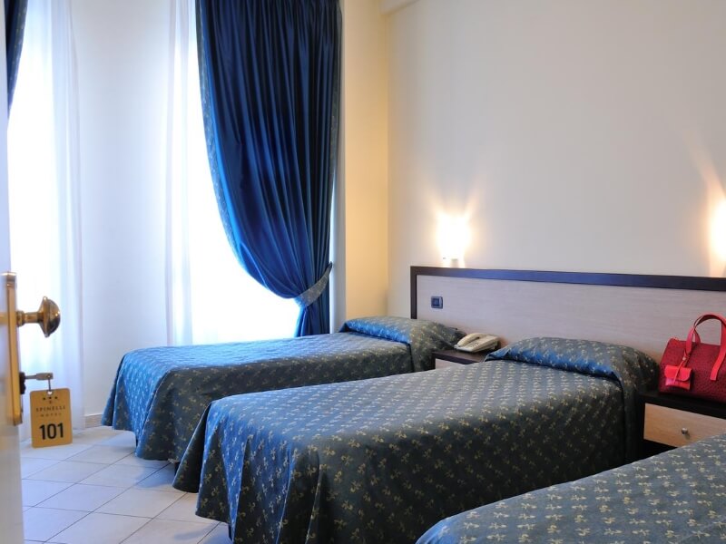 Foto camera tripla hotel Spinelli Viareggio