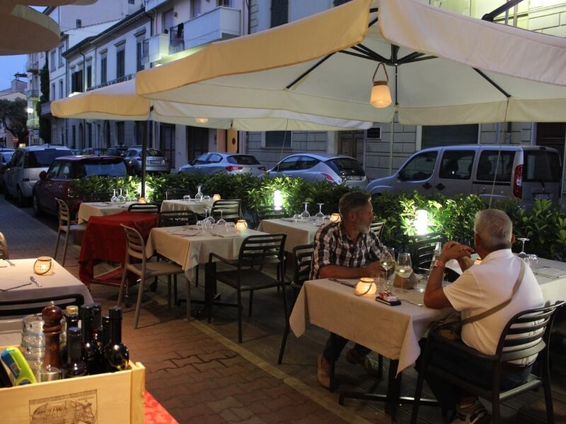 Foto tavoli esterni hotel Mirage Viareggio