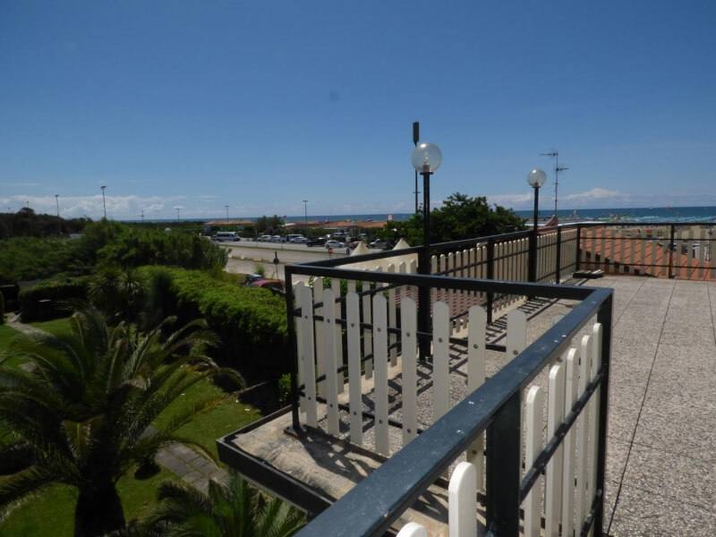Foto terrazza solarium hotel Turandot Torre del Lago