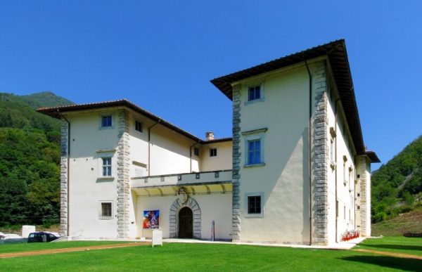 il-palazzo-mediceo-di-seravezza-versiliamo