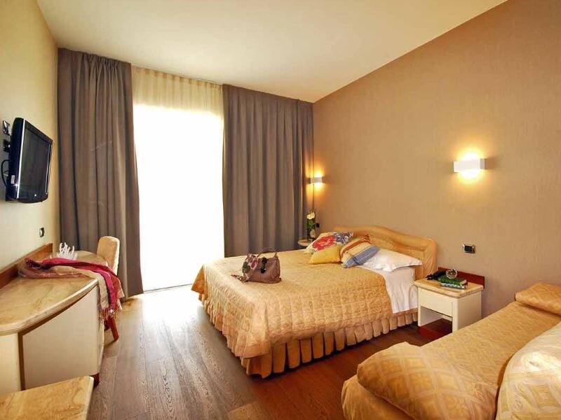 Foto camera tripla hotel Bracciotti Lido di Camaiore