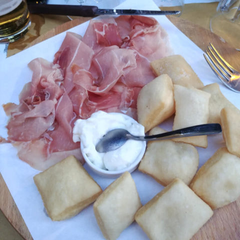 Panzerotti con prosciutto e stracchino